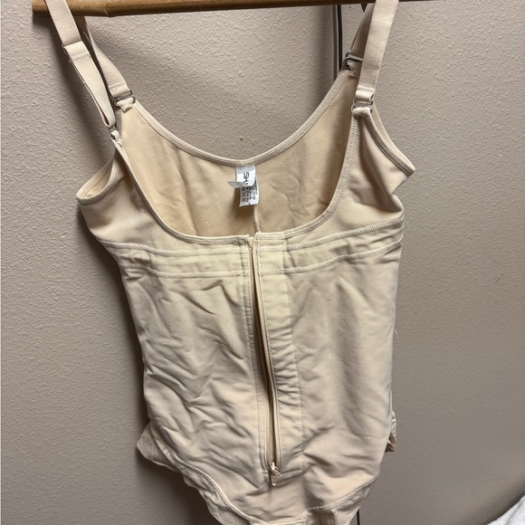 Compression shape wear - Picture 2 of 4